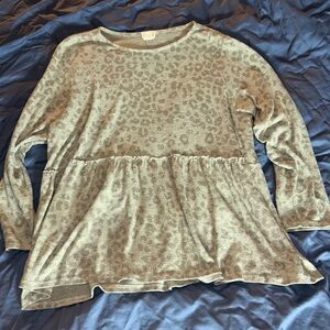 1.4.3. Story by Line Up Gray Leopard Print Top